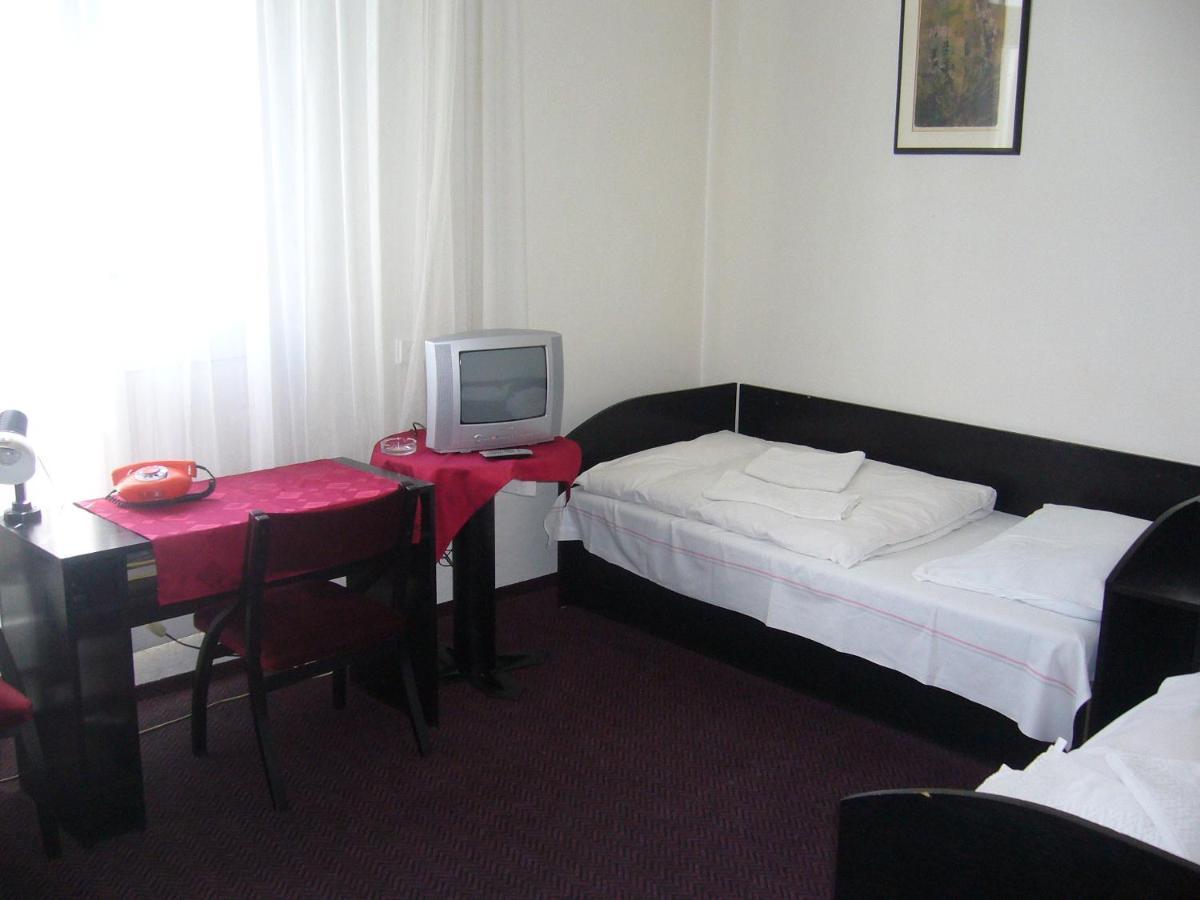 Hotel Posta Benesov (Central Bohemian) Quarto foto
